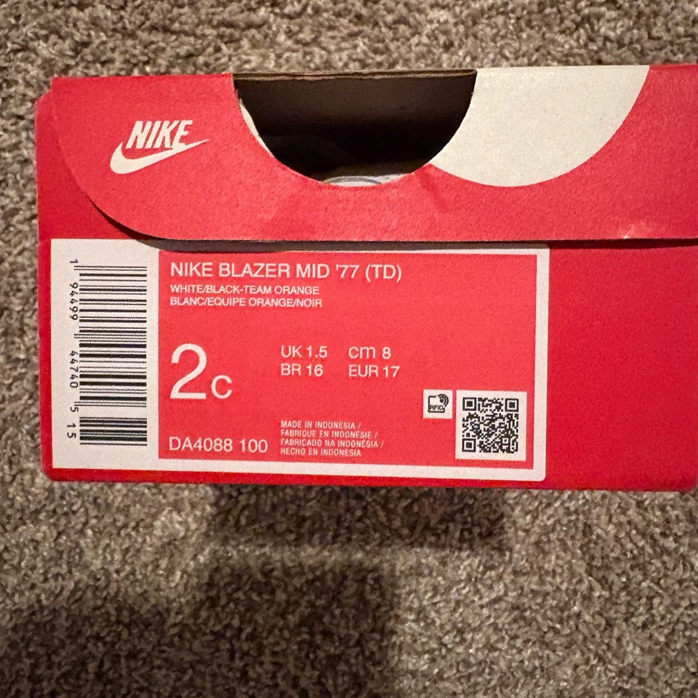 Nike Baby Walker Shoes in White and Black - Picture 2 of 4